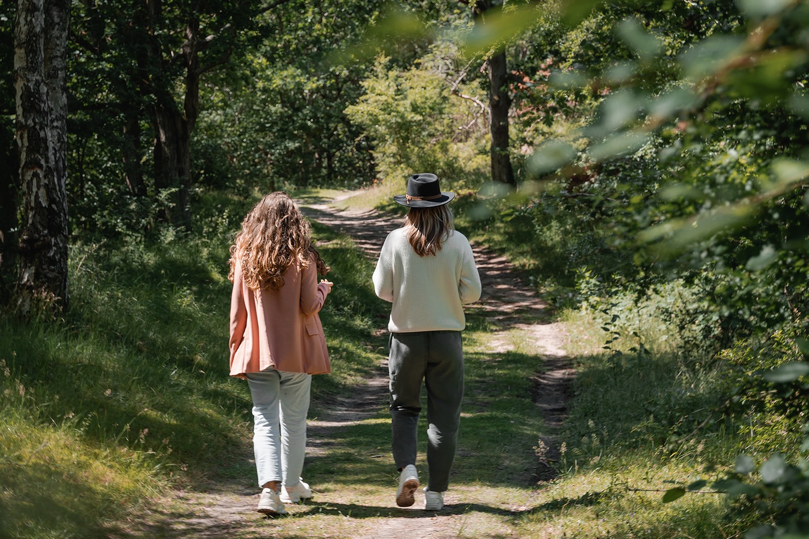 Een afbeelding van vrouwen die wandelen in een bos